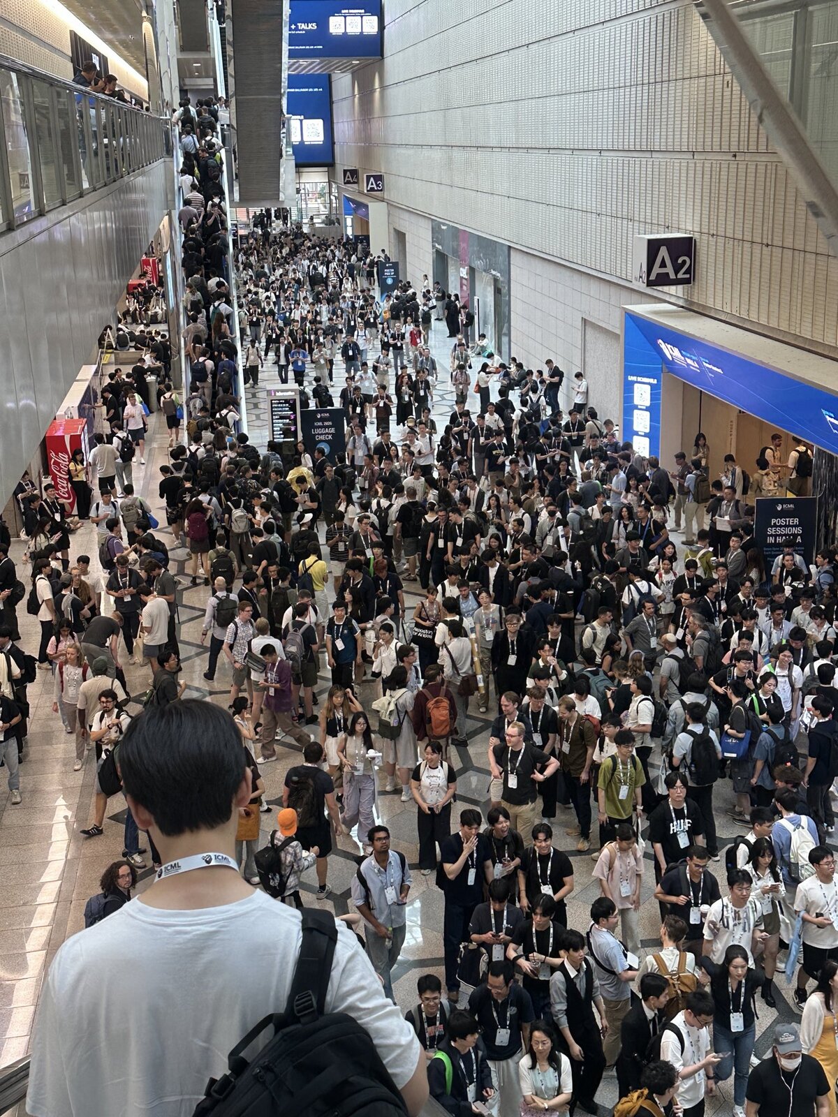 ポスターセッション前の会場の混雑